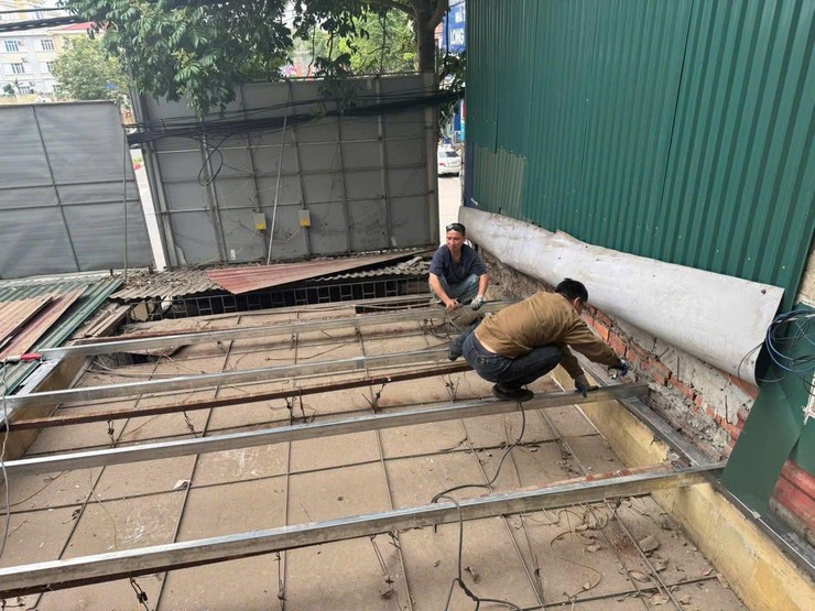 NHIỀU HỘ DÂN TỰ GIÁC THÁO DỠ, GIẢI TỎA CÁC CÔNG TRÌNH, NHÀ Ở BÀN GIAO MẶT BẰNG THỰC HIỆN DỰ ÁN CẢI TẠO, NÂNG CẤP ĐƯỜNG TỈNH 420 ĐOẠN TỪ KM0+00 ĐẾN KM7+428 (NGÃ BA HÒA LẠC - NGÃ BA THỊ TRẤN LIÊN QUAN)- Ảnh 1.