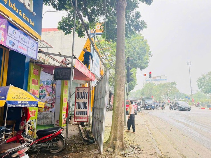 NHIỀU HỘ DÂN TỰ GIÁC THÁO DỠ, GIẢI TỎA CÁC CÔNG TRÌNH, NHÀ Ở BÀN GIAO MẶT BẰNG THỰC HIỆN DỰ ÁN CẢI TẠO, NÂNG CẤP ĐƯỜNG TỈNH 420 ĐOẠN TỪ KM0+00 ĐẾN KM7+428 (NGÃ BA HÒA LẠC - NGÃ BA THỊ TRẤN LIÊN QUAN)- Ảnh 2.