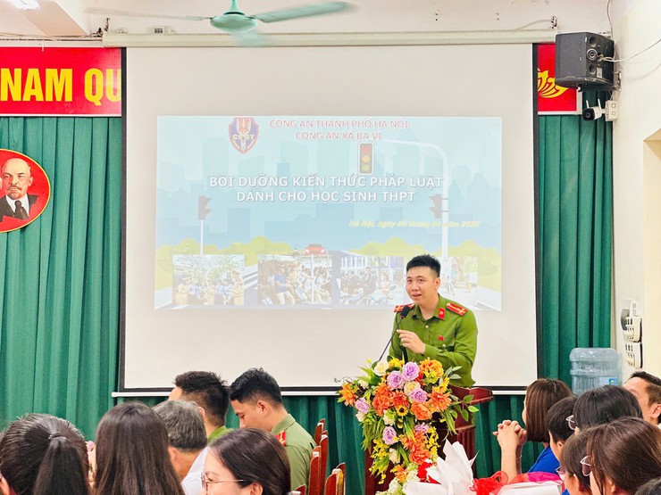 PHỐI HỢP TUYÊN TRUYỀN PHÁP LUẬT, XÂY DỰNG “CỔNG TRƯỜNG AN TOÀN GIAO THÔNG”- Ảnh 1.