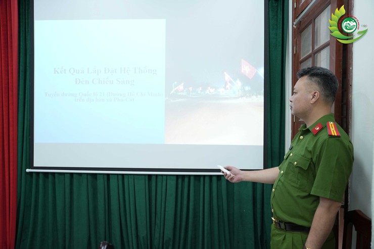 Công an xã Phú Cát tổ chức sơ kết công trình "Thắp sáng đường Quốc lộ 21A" giai đoạn 1- Ảnh 2.