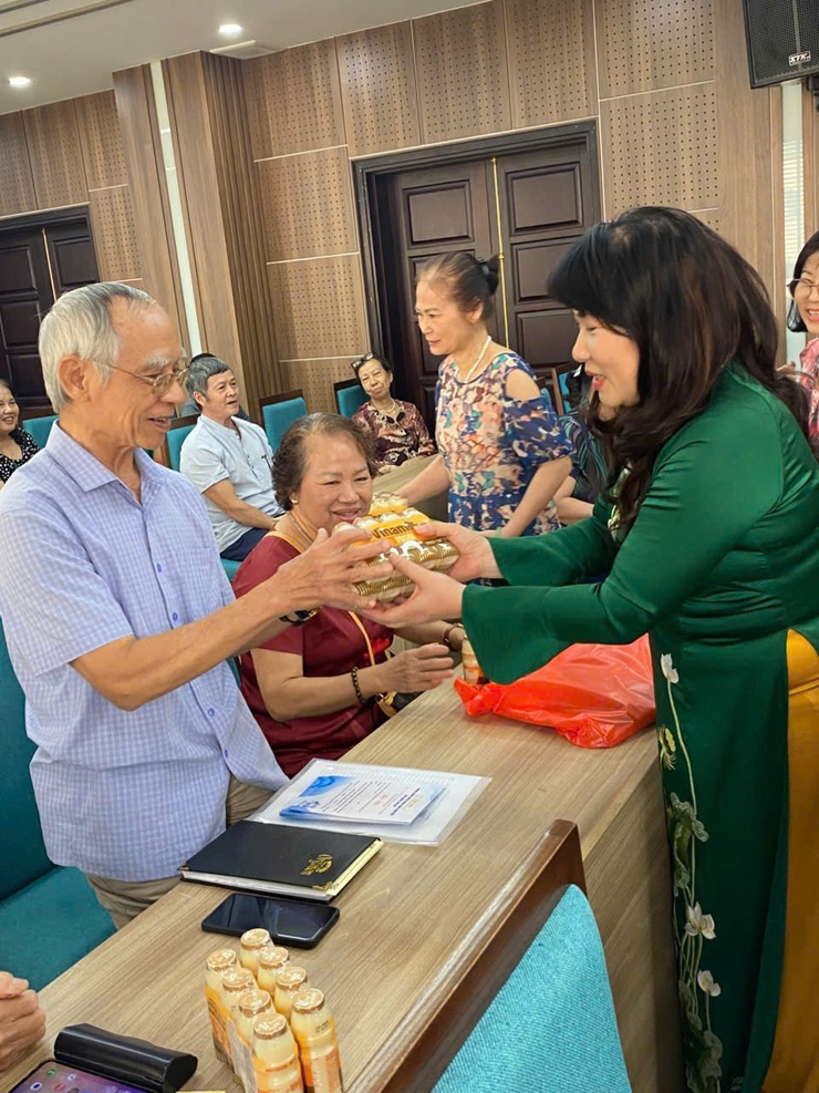 Phường Tây Hồ: Đẩy mạnh việc chăm sóc sức khoẻ cho người cao tuổi- Ảnh 4.