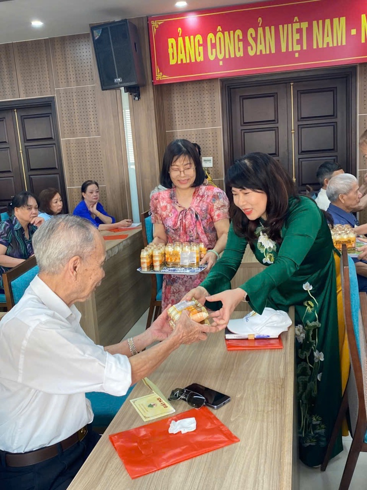 Phường Tây Hồ: Đẩy mạnh việc chăm sóc sức khoẻ cho người cao tuổi- Ảnh 5.