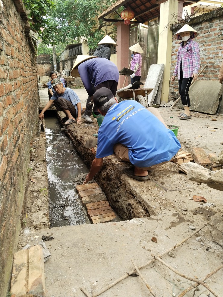Ngõ Dê, thôn Tích Giang 3 chung sức cải tạo rãnh thoát nước, xây dựng môi trường sống xanh – sạch – đẹp- Ảnh 1.
