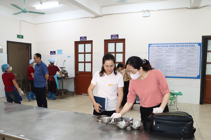 Thường trực Đảng uỷ xã kiểm tra công tác an toàn thực phẩm tại một số trường học trên địa bàn- Ảnh 2.