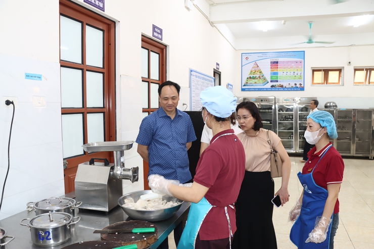 Thường trực Đảng uỷ xã kiểm tra công tác an toàn thực phẩm tại một số trường học trên địa bàn- Ảnh 3.