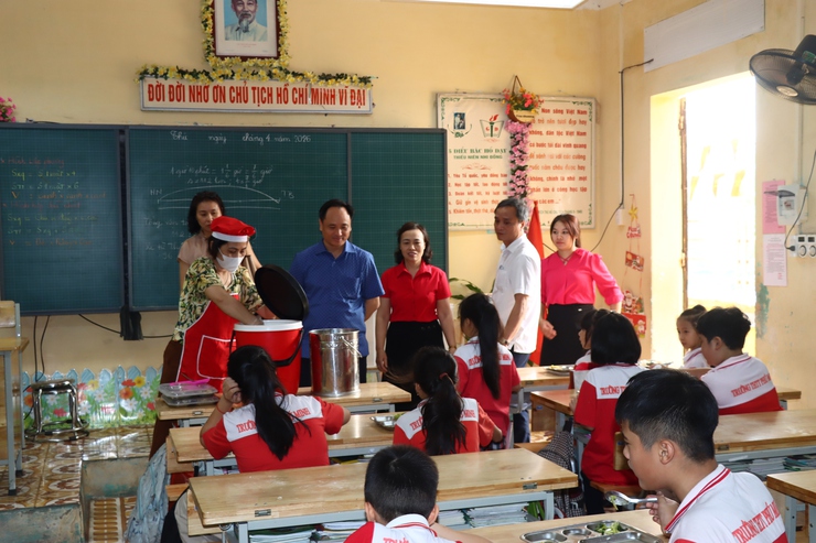 Thường trực Đảng uỷ xã kiểm tra công tác an toàn thực phẩm tại một số trường học trên địa bàn- Ảnh 9.