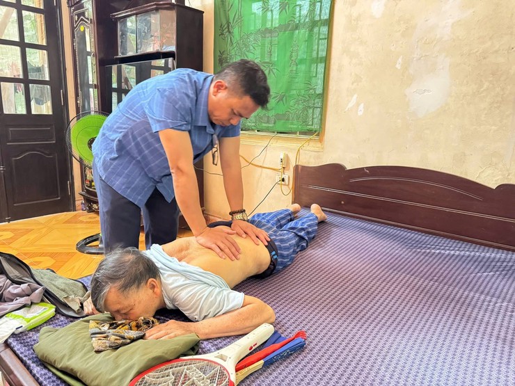 BÁC SĨ NGUYỄN VĂN HUY TẬN TÂM VỚI NGƯỜI GIÀ NEO ĐƠN- Ảnh 3.