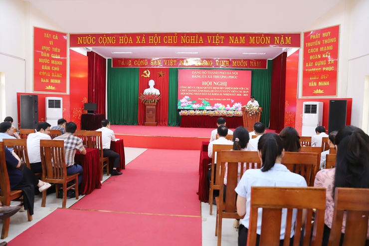 Đảng ủy xã Thượng Phúc công bố và trao Quyết định bổ nhiệm các chức danh lãnh đạo, quản lý và Ủy viên các Ban của Hội đồng nhân dân xã khóa II- Ảnh 1.