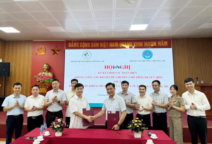 Bệnh viện Đa khoa Chương Mỹ và Trạm Y tế phường Chương Mỹ ký kết hợp tác toàn diện trong công tác khám chữa bệnh và hỗ trợ chuyên môn - Ảnh 1.
