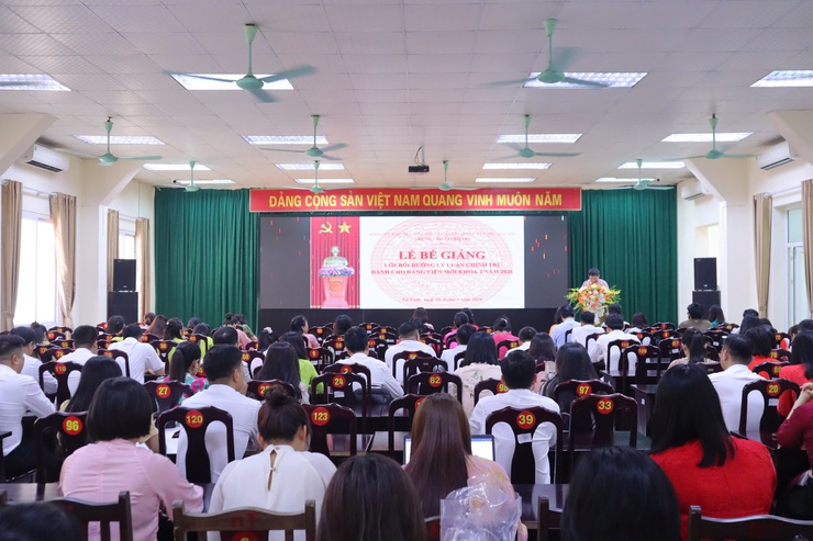 Lễ bế giảng lớp bồi dưỡng lý luận chính trị dành cho đảng viên mới khóa I năm 2026.- Ảnh 1.