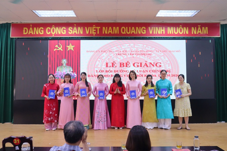 Lễ bế giảng lớp bồi dưỡng lý luận chính trị dành cho đảng viên mới khóa I năm 2026.- Ảnh 3.