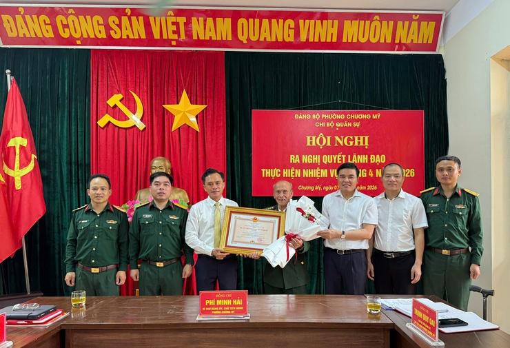 Chi bộ Quân sự phường Chương Mỹ sinh hoạt định kỳ, trao Huân chương Bảo vệ Tổ quốc hạng Nhất- Ảnh 2.