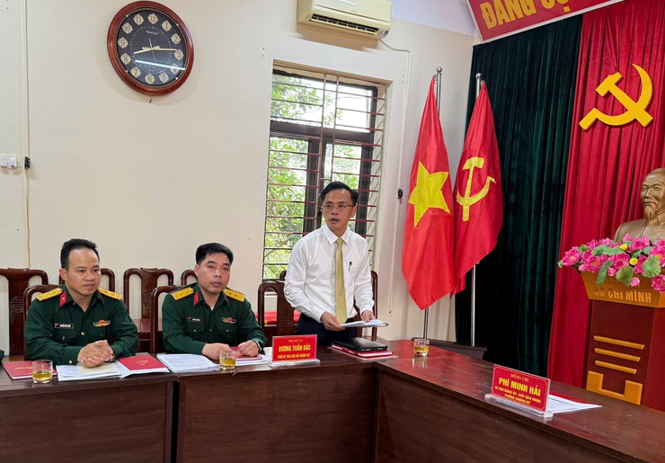 Chi bộ Quân sự phường Chương Mỹ sinh hoạt định kỳ, trao Huân chương Bảo vệ Tổ quốc hạng Nhất- Ảnh 1.