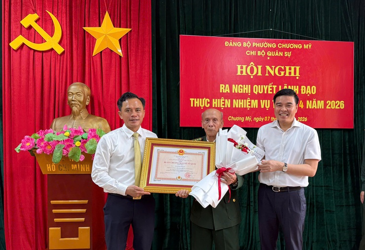 Chi bộ Quân sự phường Chương Mỹ sinh hoạt định kỳ, trao Huân chương Bảo vệ Tổ quốc hạng Nhất- Ảnh 3.