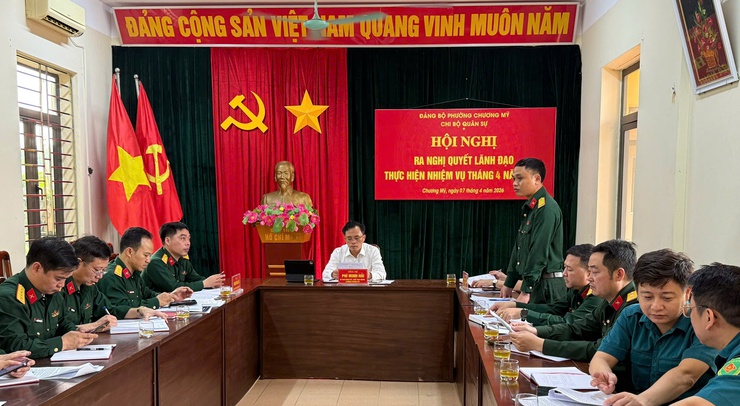 Chi bộ Quân sự phường Chương Mỹ sinh hoạt định kỳ, trao Huân chương Bảo vệ Tổ quốc hạng Nhất- Ảnh 7.