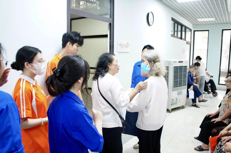 Phường Phú Thượng tổ chức thành công Chương trình khám sức khỏe nhân dân hưởng ứng Ngày Sức khỏe Thế giới (07/4)- Ảnh 11.