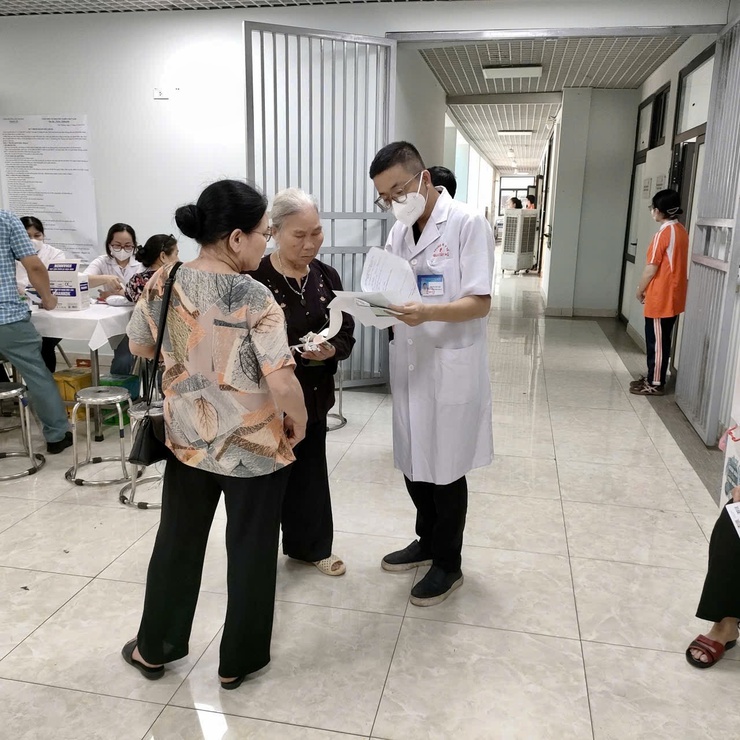 Phường Phú Thượng tổ chức thành công Chương trình khám sức khỏe nhân dân hưởng ứng Ngày Sức khỏe Thế giới (07/4)- Ảnh 12.