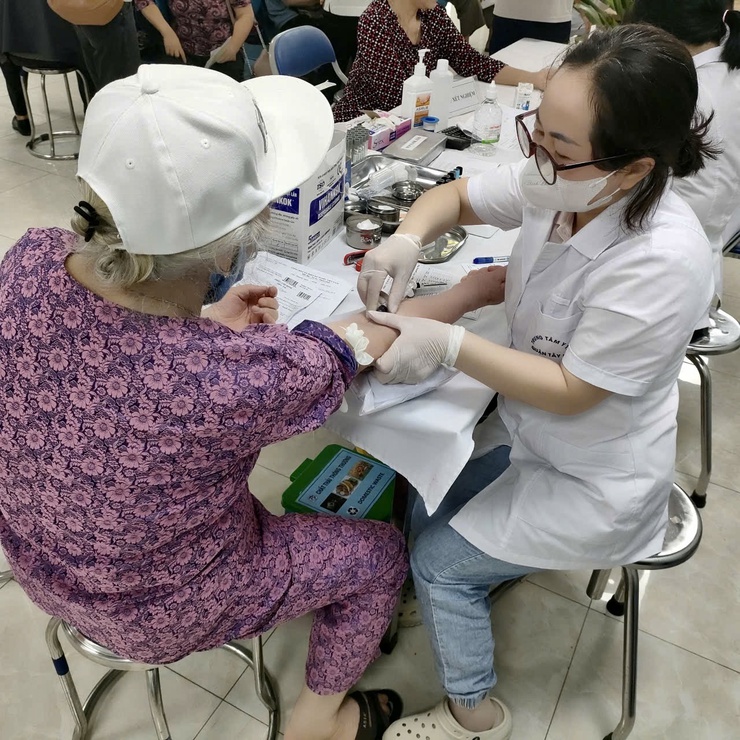 Phường Phú Thượng tổ chức thành công Chương trình khám sức khỏe nhân dân hưởng ứng Ngày Sức khỏe Thế giới (07/4)- Ảnh 6.