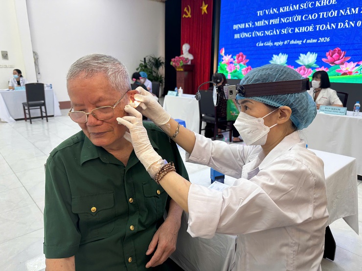 Cầu Giấy: Khám, tư vấn sức khỏe miễn phí cho người cao tuổi trên địa bàn phường- Ảnh 3.