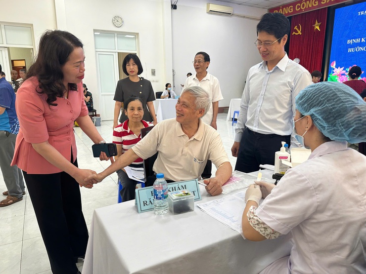 Cầu Giấy: Khám, tư vấn sức khỏe miễn phí cho người cao tuổi trên địa bàn phường- Ảnh 1.