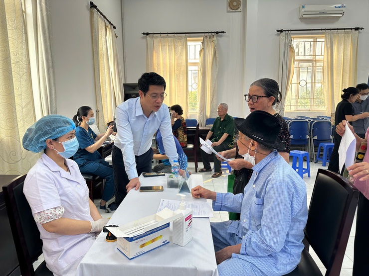 Cầu Giấy: Khám, tư vấn sức khỏe miễn phí cho người cao tuổi trên địa bàn phường- Ảnh 2.