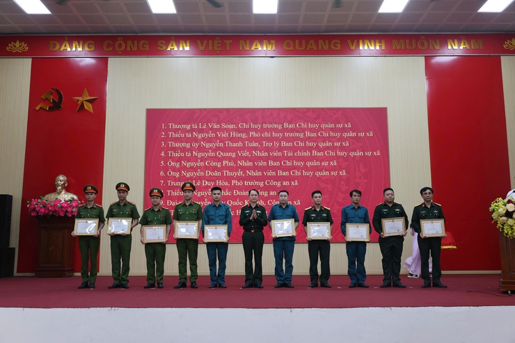 Tiến Thắng: Khen thưởng trong công tác tuyển quân, giáo dục quốc phòng và an ninh- Ảnh 5.