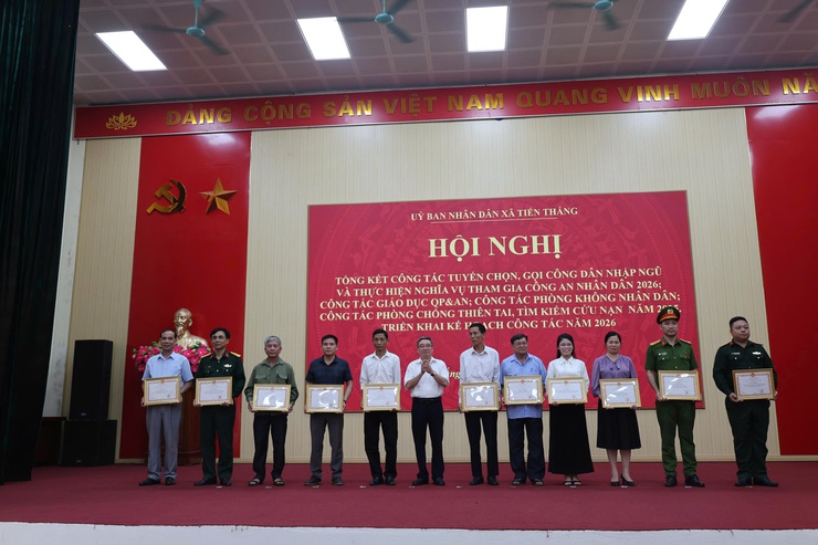 Tiến Thắng: Khen thưởng trong công tác tuyển quân, giáo dục quốc phòng và an ninh- Ảnh 4.