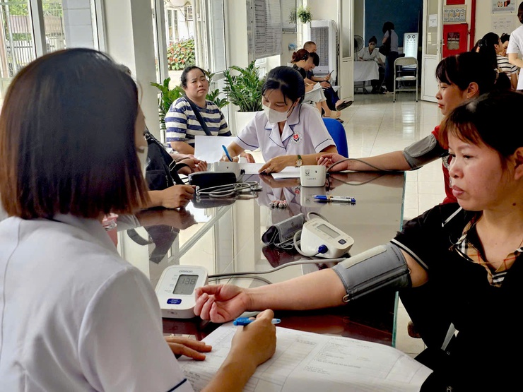 Trạm Y tế Phường Thanh Liệt tổ chức khám sức khỏe cho người tham gia sản xuất, chế biến, kinh doanh thực phẩm và dịch vụ ăn uống trên địa bàn- Ảnh 2.