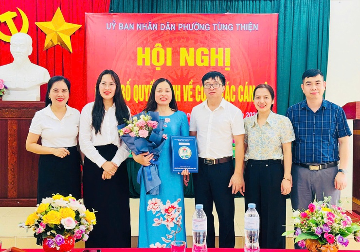 UBND phường Tùng Thiện công bố quyết định về công tác cán bộ tại các trường Trung học cơ sở- Ảnh 3.