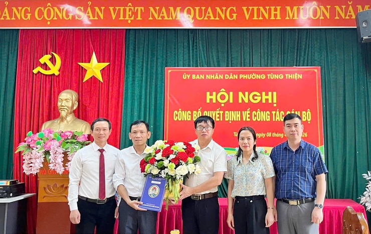 UBND phường Tùng Thiện công bố quyết định về công tác cán bộ tại các trường Trung học cơ sở- Ảnh 2.
