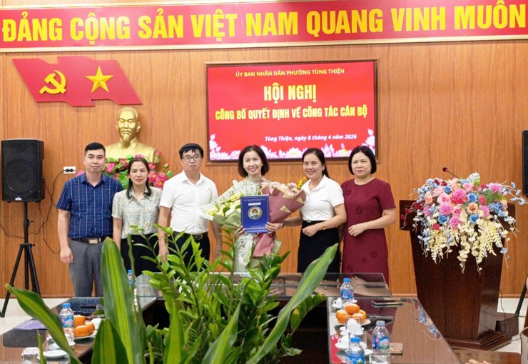 UBND phường Tùng Thiện công bố quyết định về công tác cán bộ tại các trường Trung học cơ sở- Ảnh 1.