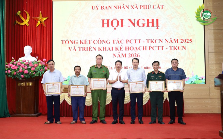 Xã Phú Cát khen thưởng 6 tập thể và 26 cá nhân có thành tích trong công tác PCTT-TKCN năm 2025- Ảnh 3.