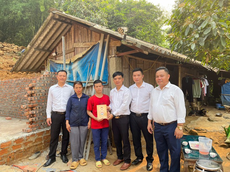 Xã Ba Vì trao kinh phí hỗ trợ xây nhà Đại đoàn kết cho hộ cận nghèo- Ảnh 1.