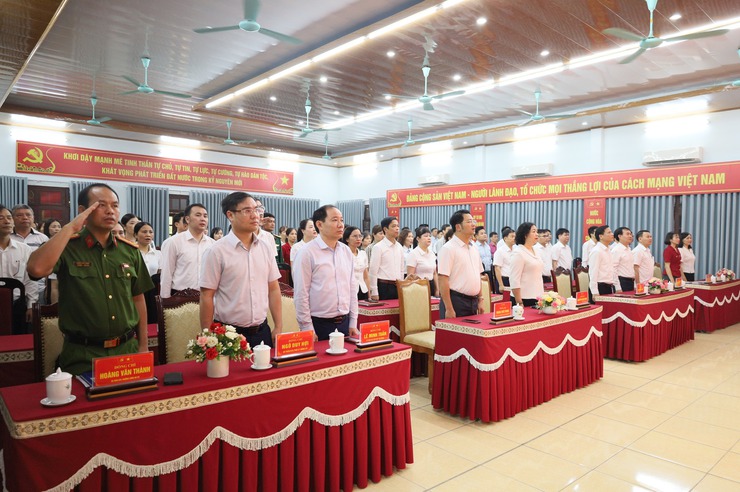 ĐẢNG ỦY XÃ CỔ ĐÔ TỔ CHỨC LỄ CHÀO CỜ ĐẦU TUẦN THÁNG 4; CÔNG BỐ QUYẾT ĐỊNH CÔNG TÁC CÁN BỘ VÀ PHÁT ĐỘNG CUỘC THI CHÍNH LUẬN NĂM 2026- Ảnh 1.