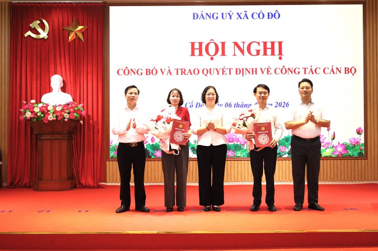 ĐẢNG ỦY XÃ CỔ ĐÔ TỔ CHỨC LỄ CHÀO CỜ ĐẦU TUẦN THÁNG 4; CÔNG BỐ QUYẾT ĐỊNH CÔNG TÁC CÁN BỘ VÀ PHÁT ĐỘNG CUỘC THI CHÍNH LUẬN NĂM 2026- Ảnh 2.