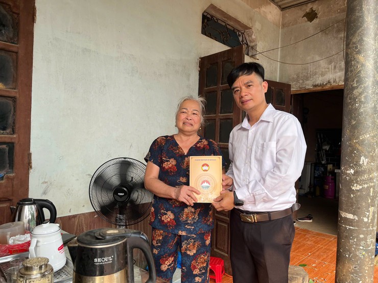Xã Ba Vì trao kinh phí hỗ trợ xây nhà Đại đoàn kết cho hộ cận nghèo- Ảnh 2.