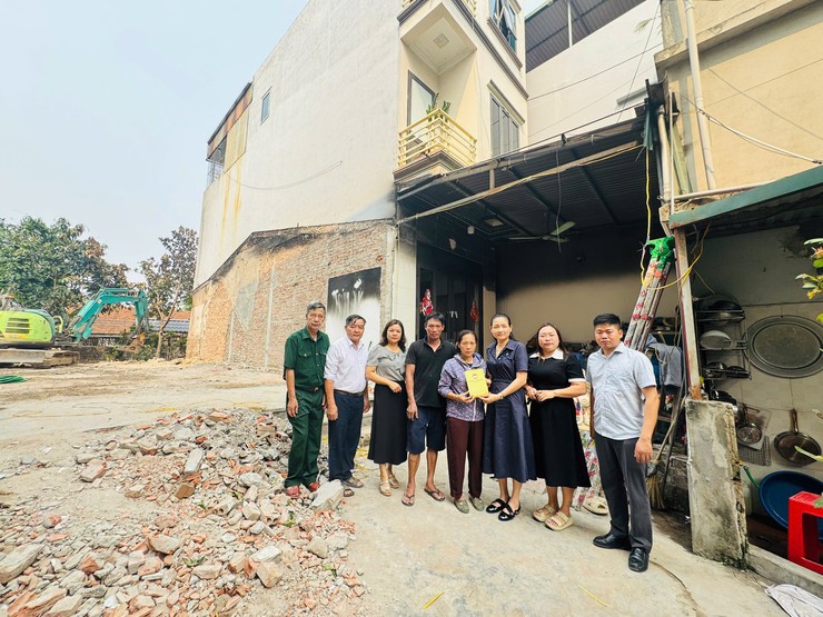 UB MTTQ Việt Nam xã Thanh Oai thăm hỏi, động viên gia đình gặp hỏa hoạn tại thôn Tây Sơn- Ảnh 1.