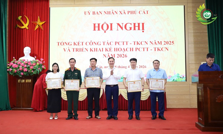 Xã Phú Cát khen thưởng 6 tập thể và 26 cá nhân có thành tích trong công tác PCTT-TKCN năm 2025- Ảnh 4.