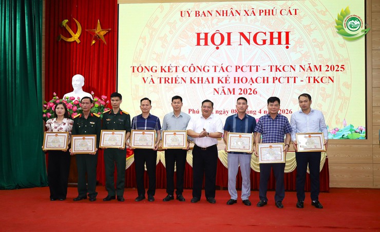 Xã Phú Cát khen thưởng 6 tập thể và 26 cá nhân có thành tích trong công tác PCTT-TKCN năm 2025- Ảnh 5.