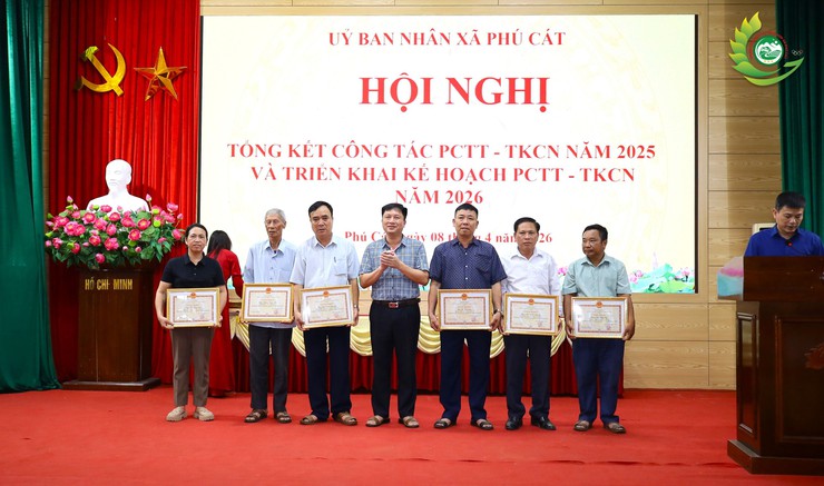 Xã Phú Cát khen thưởng 6 tập thể và 26 cá nhân có thành tích trong công tác PCTT-TKCN năm 2025- Ảnh 6.