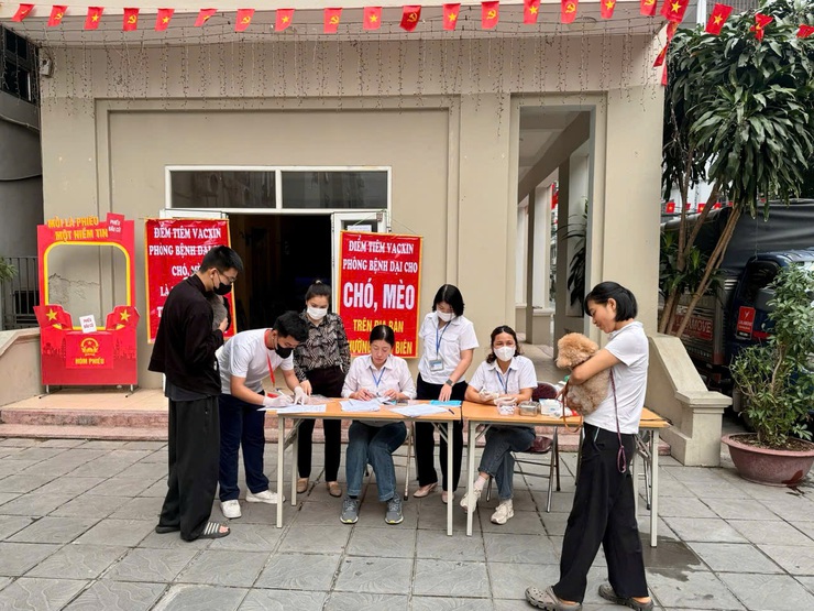 UBND phường Long Biên triển khai tiêm phòng vắc xin Dại cho đàn chó, mèo đợt 1 năm 2026- Ảnh 1.
