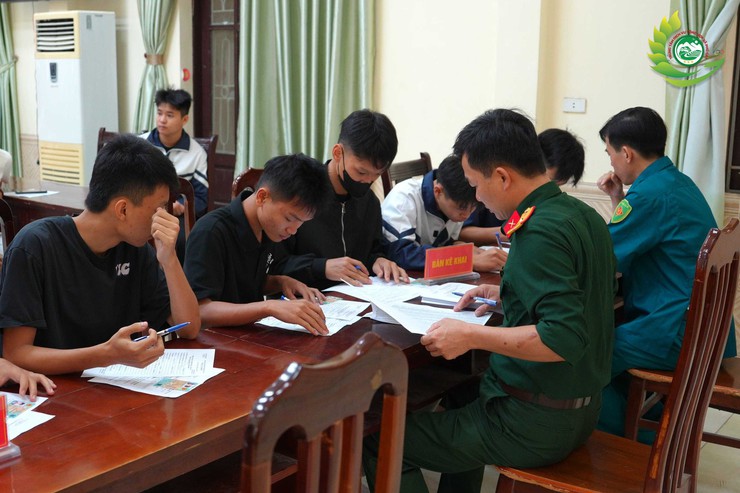 Phú Cát tổ chức đăng ký nghĩa vụ quân sự, phương tiện kỹ thuật dự bị và dân quân tự vệ năm 2026- Ảnh 2.