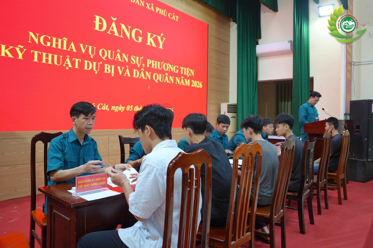 Phú Cát tổ chức đăng ký nghĩa vụ quân sự, phương tiện kỹ thuật dự bị và dân quân tự vệ năm 2026- Ảnh 5.