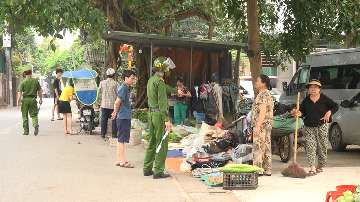 Thanh Oai quyết liệt tháo gỡ "điểm nghẽn" trật tự đô thị- Ảnh 6.