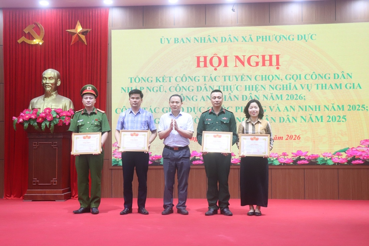 Phượng Dực: Giữ vững thế trận quốc phòng toàn dân và hoàn thành 100% chỉ tiêu tuyển quân- Ảnh 2.