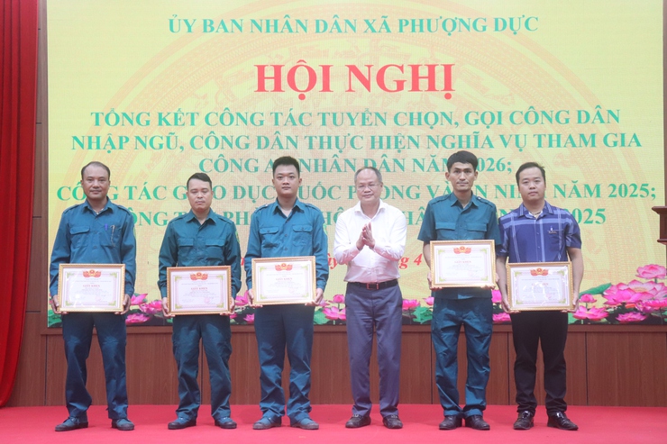 Phượng Dực: Giữ vững thế trận quốc phòng toàn dân và hoàn thành 100% chỉ tiêu tuyển quân- Ảnh 4.