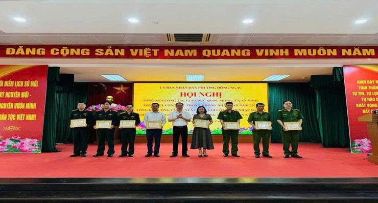 Phường Đông Ngạc tổ chức Hội nghị tổng kết công tác giáo dục quốc phòng – an ninh, phòng không nhân dân năm 2025; tổng kết công tác tuyển chọn và gọi công dân nhập ngũ năm 2026- Ảnh 8.