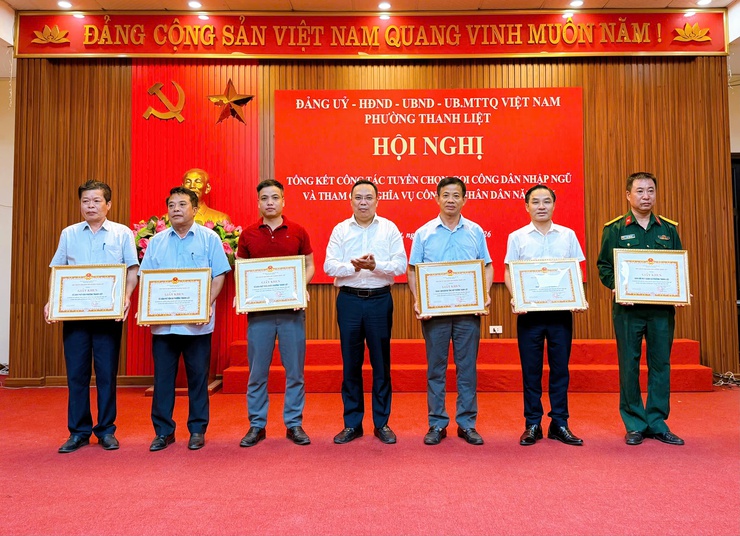 Thanh Liệt: Khen thưởng 6 tập thể và 8 cá nhân có thành tích xuất sắc trong công tác tuyển chọn và gọi công dân nhập ngũ năm 2026- Ảnh 6.