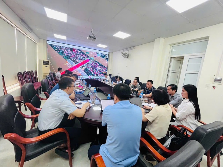 GIAO BAN ĐẨY NHANH GIẢI PHÓNG MẶT BẰNG 2 DỰ ÁN TRỌNG ĐIỂM: CẦU TRẦN HƯNG ĐẠO VÀ CẦU TỨ LIÊN- Ảnh 2.