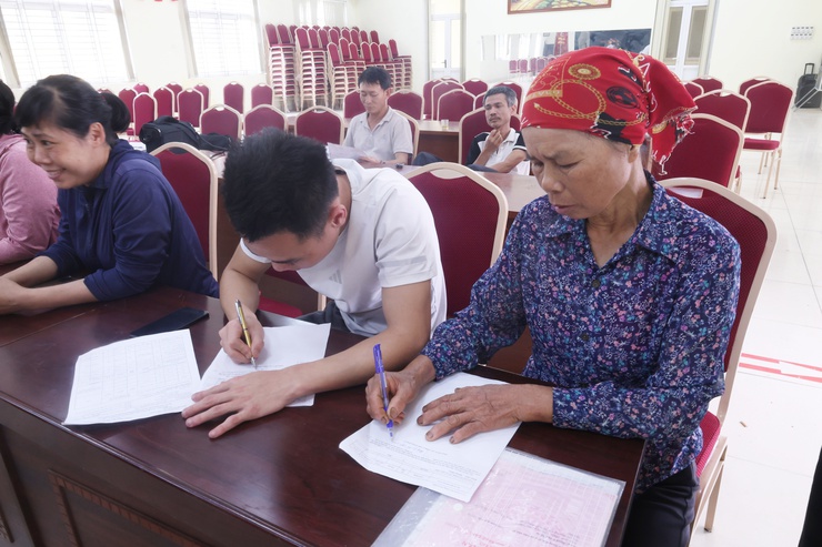 Xã Hòa Phú: Tổ chức Hội nghị đối thoại với các hộ dân có diện tích đất bị thu hồi để thực hiện dự án tuyến đường từ chợ Sẽ đi Đồng Lạc, tỉnh lộ 429.

- Ảnh 5.